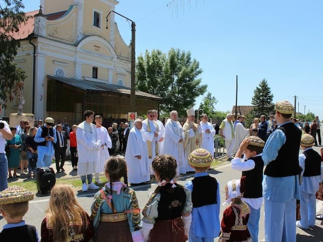 Българската общност в с. Брещя, Банат, се събра за освещаването на реновираната Римокатолическа църква в селото.