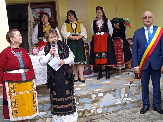 Педагожка от Тутракан представи изложба с народни носии в Румънския град Кирнодж